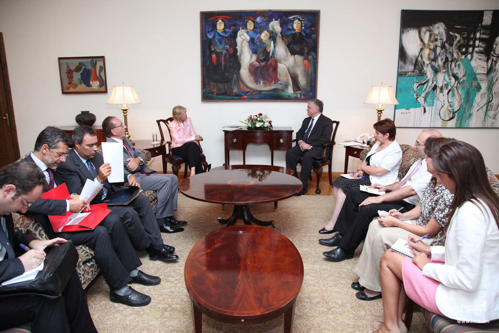 Il Ministro degli Esteri Edward Nalbandian ha ricevuto il Sottosegretario di Stato del Ministero degli Affari Esteri Italiano Marta Dassù